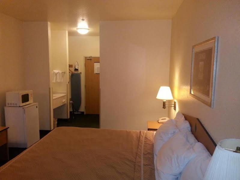 Days & By Wyndham Hotel